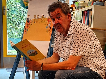Beim Leipziger Vorlesefrühling präsentiert Thomas Engelhardt den Kindern „Mein neues Lieblingsbuch von den wilden Zwergen“.